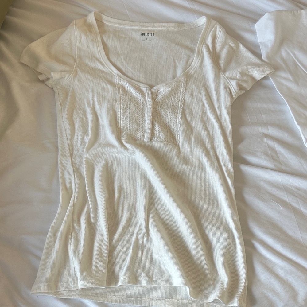 Hollister Women's Cream Short Sleeve Tee